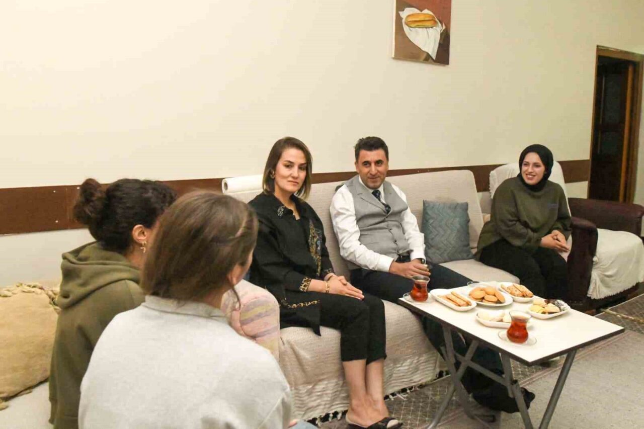 Tunceli Valisi Şefik Aygöl, eşi Nazlı Aygöl ile birlikte üniversite