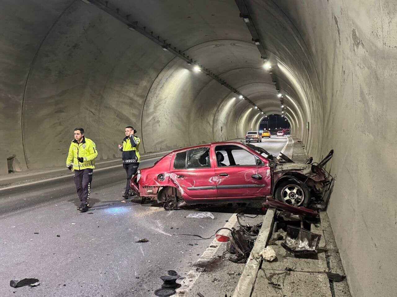 Zonguldak'ta Uzunkum Tünelleri'nde meydana gelen kazada, M.A. (20) yönetimindeki otomobil