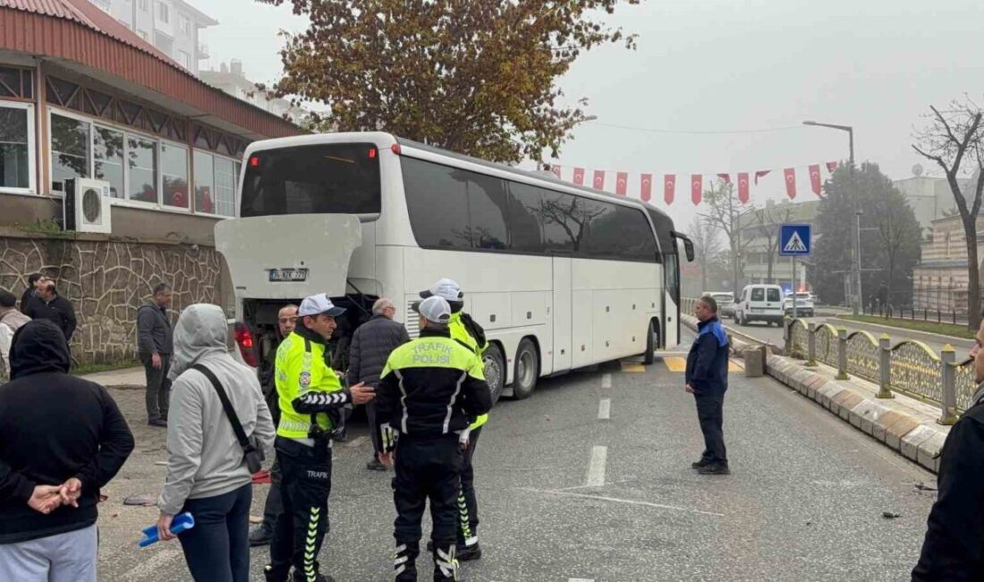 Edirne’de Ters Yöne Giren Tur Otobüsü Bariyerlere Çarptı, Trafik Kilitlendi Edirne'de A.A. yönetimindeki tur otobüsü ters yönden giderek bariyerlere çarptı.