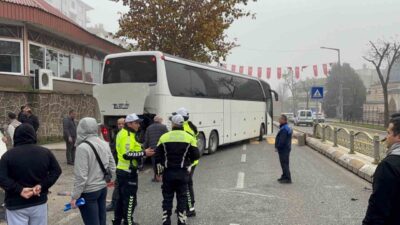 Edirne'de A.A. yönetimindeki tur otobüsü ters yönden giderek bariyerlere çarptı.