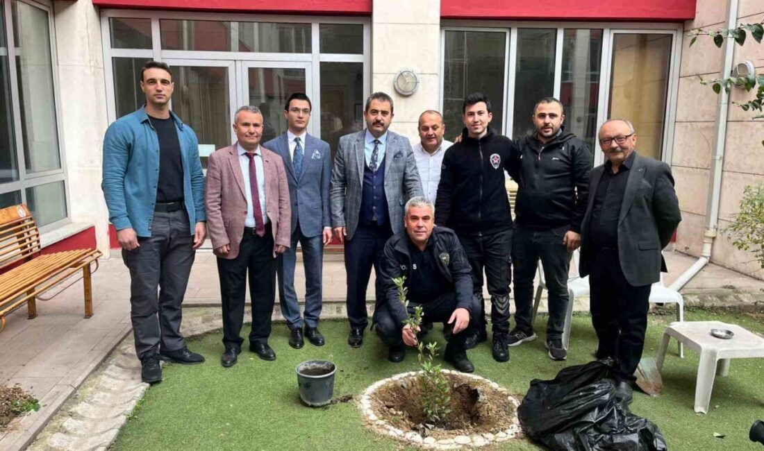 Manisa'nın Turgutlu ilçesinde, Cumhuriyet Başsavcısı Bahri Yalçınöz ve adliye çalışanları,