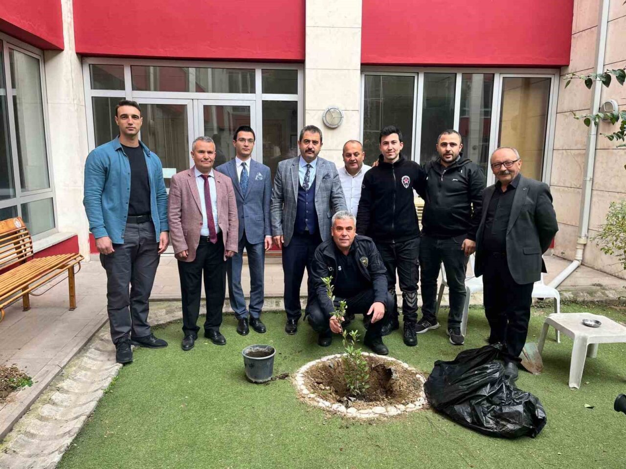 Manisa'nın Turgutlu ilçesinde, Cumhuriyet Başsavcısı Bahri Yalçınöz ve adliye çalışanları,