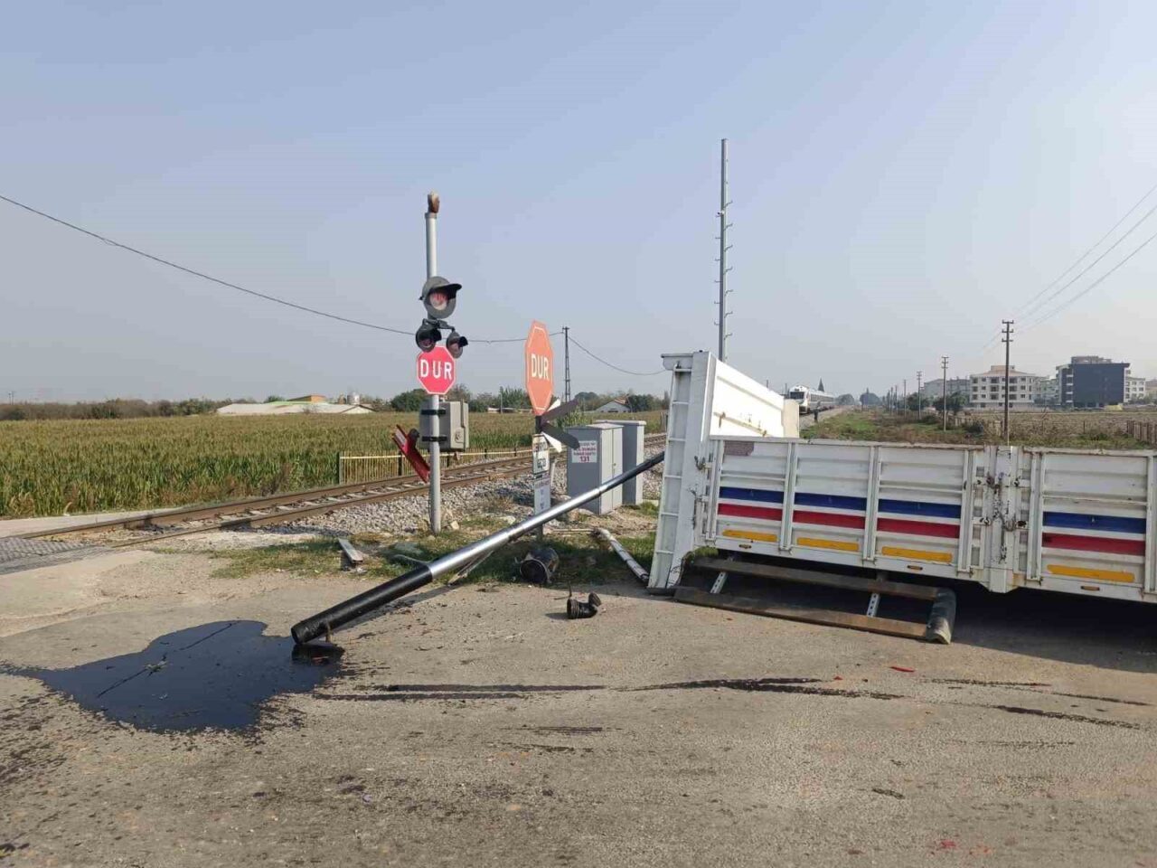 Manisa'nın Turgutlu ilçesinde, hemzemin geçitte bariyeri aşmaya çalışan Yunus D.'nin