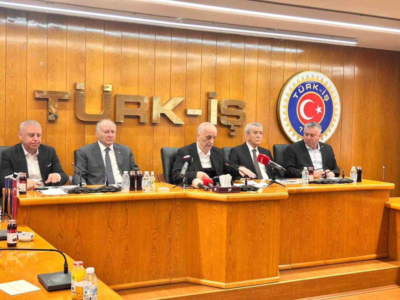 TÜRK-İŞ Genel Başkanı Ergün Atalay, asgari ücretli ve emeklilerin zor