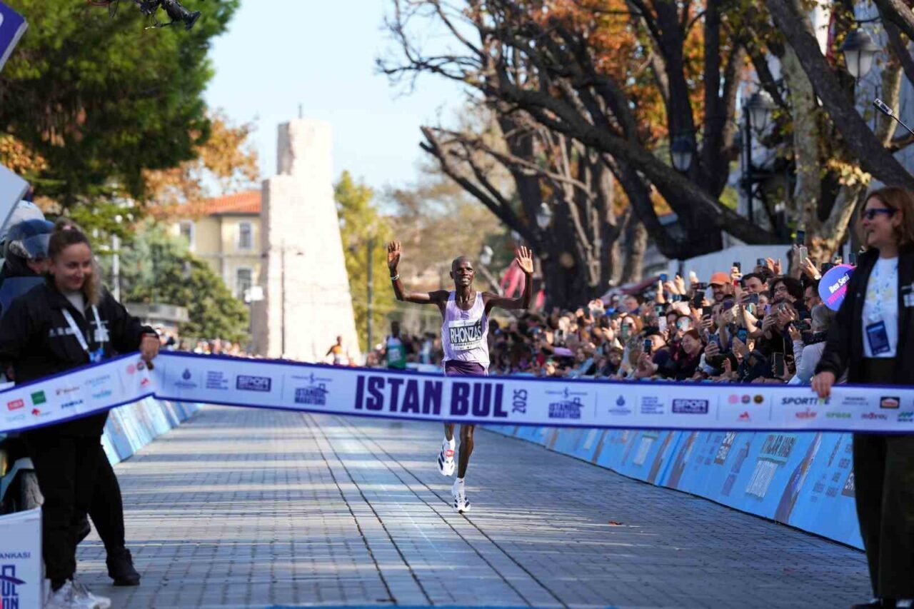 47. İstanbul Maratonu'nda Kenyalı Rhonzas Lokitam Kilimo, erkeklerde 2.10.12 ile