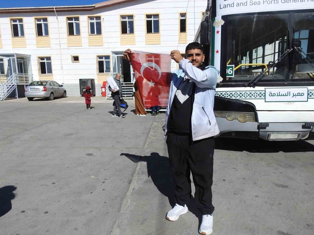 Esad rejiminin sona ermesinin ardından Suriyeli sığınmacıların Türkiye'ye veda etme