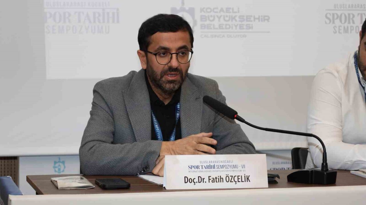 Kocaeli'de düzenlenen Uluslararası Spor Tarihi Sempozyumu'nda konuşan Doç. Dr. Fatih