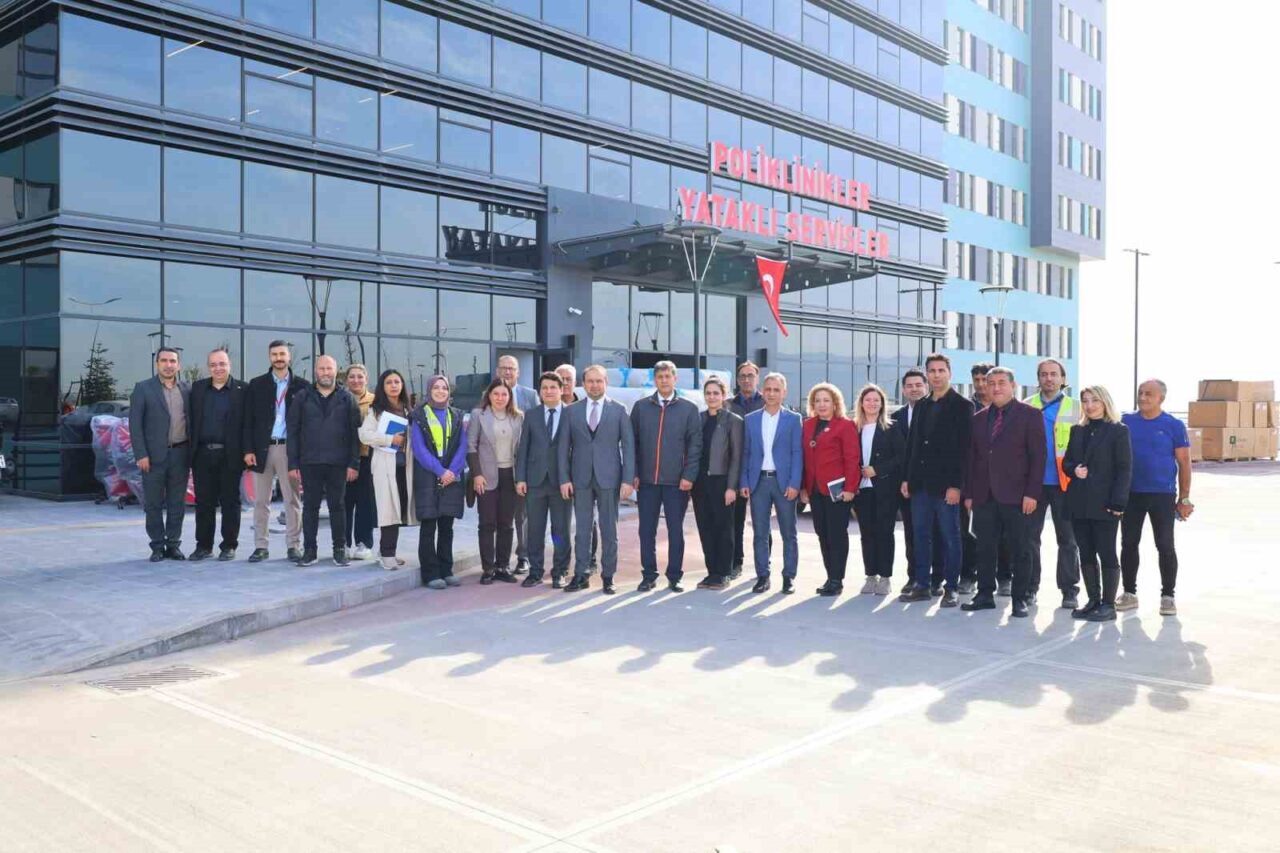 Aydın Şehir Hastanesi, bin 300 yatak kapasitesine sahip olup gerektiğinde