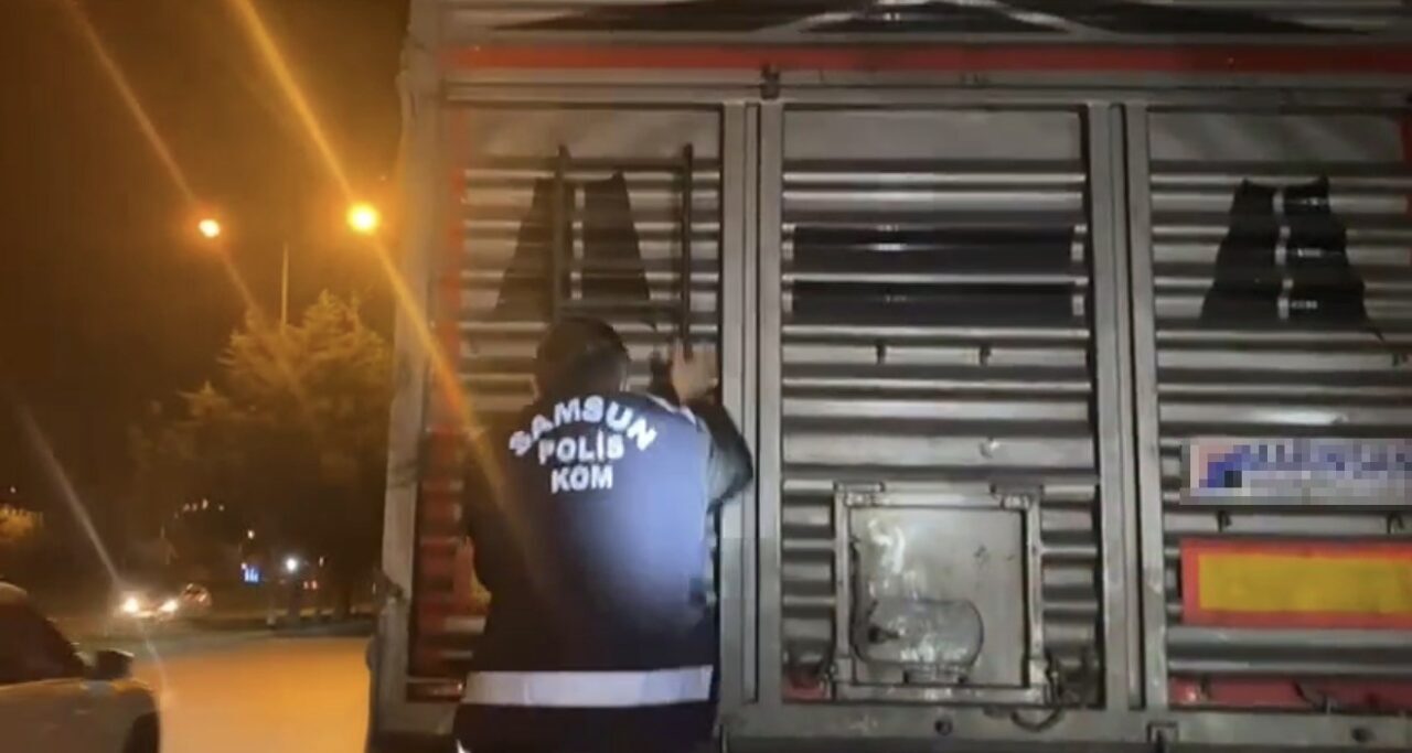 Samsun’un İlkadım ilçesinde, polis KOM Şube Müdürlüğü tarafından durdurulan bir