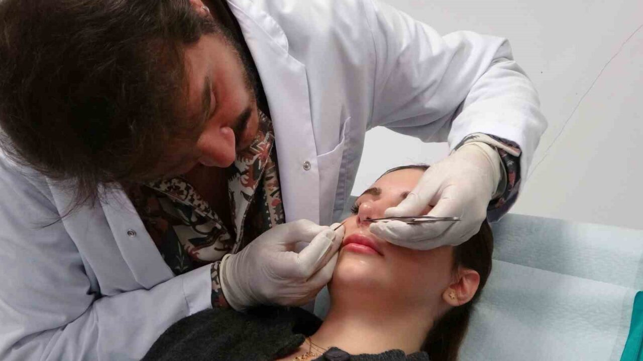 Tuzla Devlet Hastanesi'nde estetik cerrahi yapan Op. Dr. Berkay Canbaz,