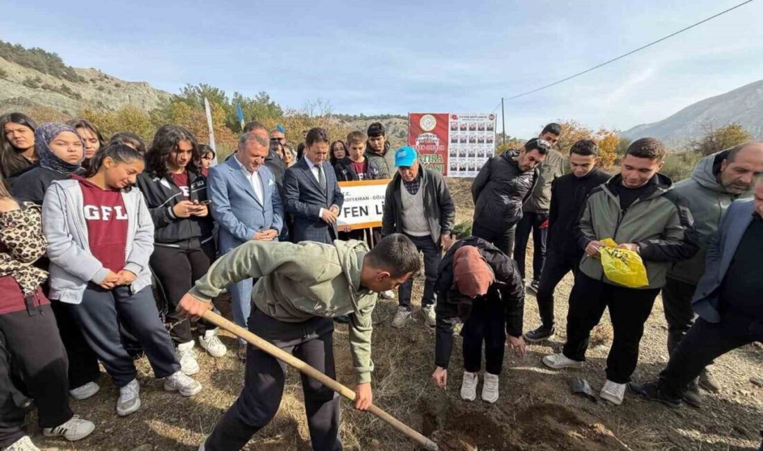 Gölbaşı’nda Şehit Kahramanlar Anısına Hatıra Ormanı Oluşturuldu Adıyaman'ın Gölbaşı ilçesinde düzenlenen ağaç dikme etkinliğinde, uçak kazasında hayatını