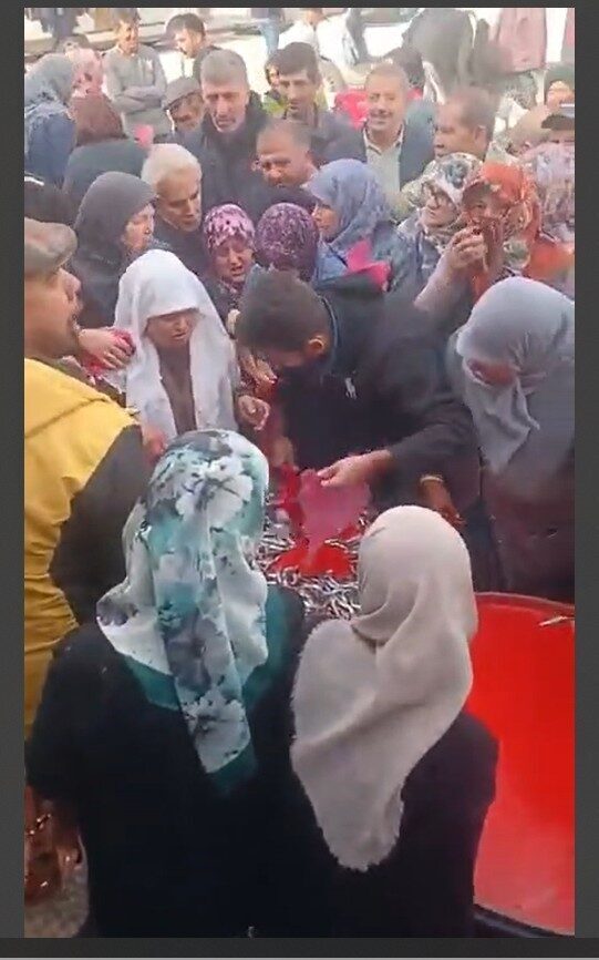 Eskişehir'in Seyitgazi ilçesinde bir balıkçı, sabah erken saatlerde vatandaşlara ücretsiz