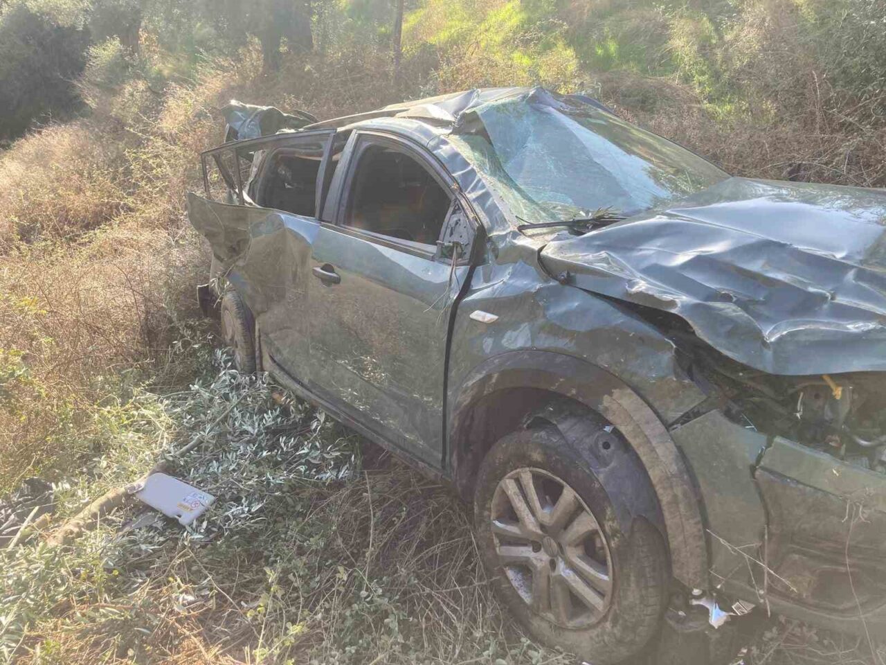 Aydın'ın Efeler ilçesinde, T.A. yönetimindeki bir otomobil 80 metreden uçuruma