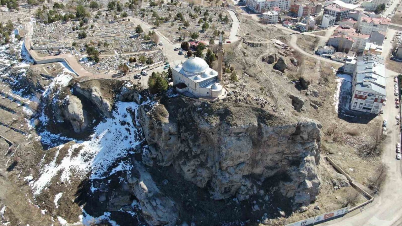 Sivas'taki Yukarı Tekke Mezarlığı, Abdulvahabi Gazi Hazretleri’nin türbesi ve Yukarı