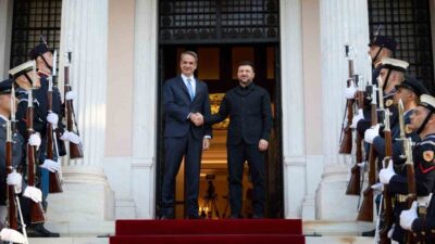 Ukrayna Devlet Başkanı Vladimir Zelenskiy, Atina'da Yunanistan Başbakanı Kyriakos Miçotakis