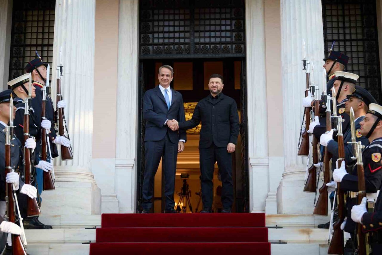 Ukrayna Devlet Başkanı Vladimir Zelenskiy, Atina'da Yunanistan Başbakanı Kyriakos Miçotakis