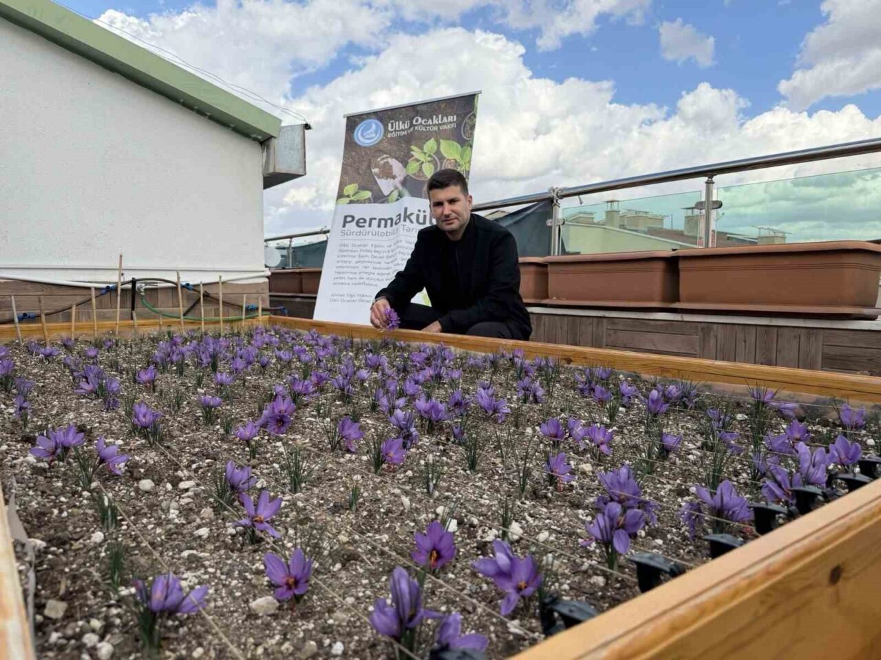 Ülkü Ocakları Genel Başkanı Ahmet Yiğit Yıldırım, Genel Merkez'in çatısında