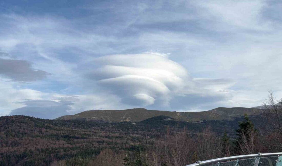 Bursa'da akşam saatlerinde Uludağ üzerinde beliren dairesel bulutlar, vatandaşların ilgisini