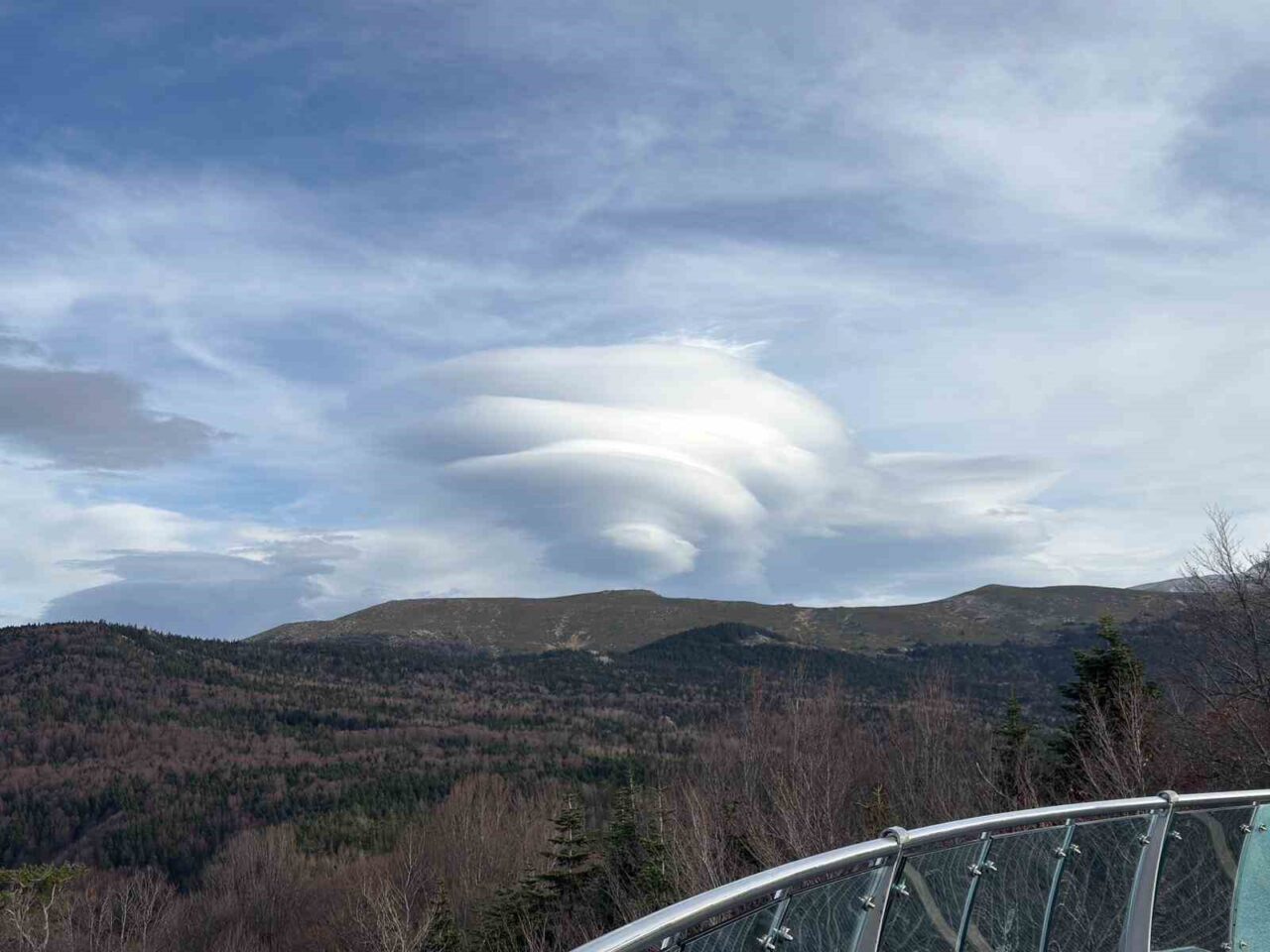 Bursa'da akşam saatlerinde Uludağ üzerinde beliren dairesel bulutlar, vatandaşların ilgisini