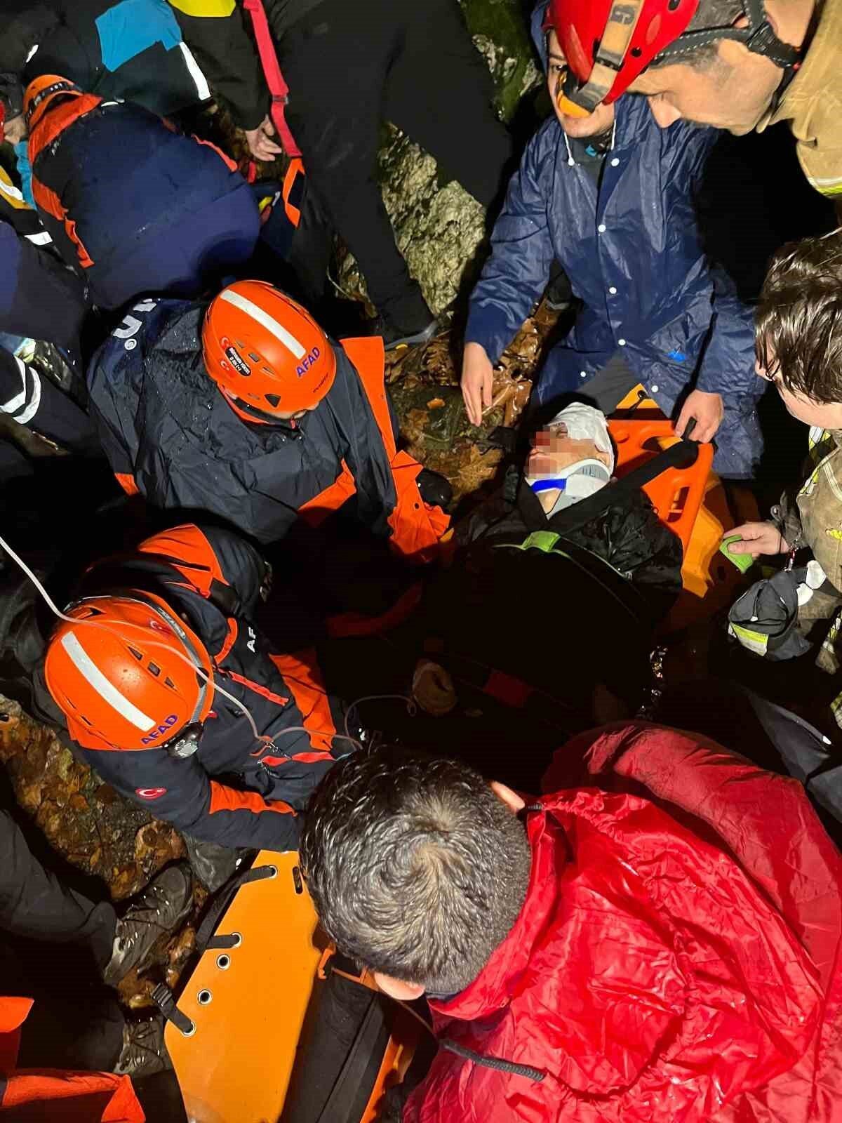 Uludağ Milli Parkı’nda Kaybolan İki Çocuktan Biri Düştü, Hayatını Kaybetti Bursa'da Uludağ Milli Parkı'nda kaybolan 16 yaşındaki Şahin Öztop, düşerek