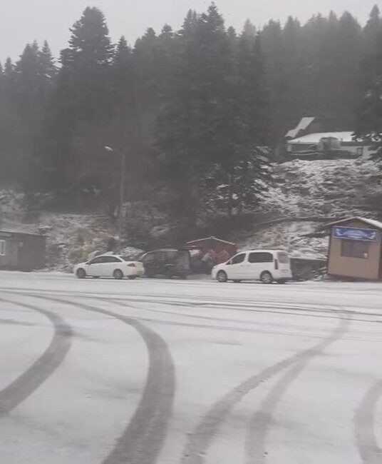 Uludağ’da Beklenen Kar Yağışı Başladı, Kış Sezonu İçin Umut Verdi Uludağ, kış turizmi için önemli bir merkez olarak, beklenen kar