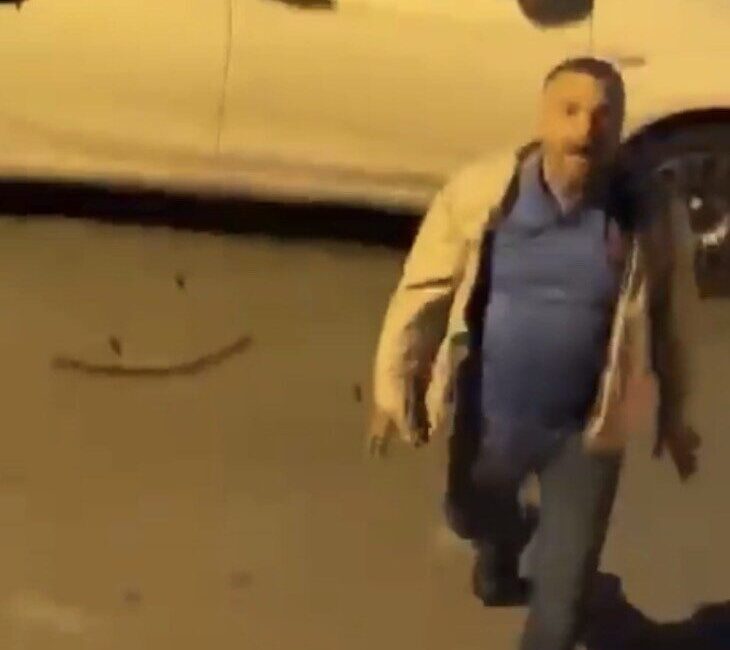 Ümraniye’de Boşanma Sürecindeki Eşinin Aracını Kıran Şahıs, Tepki Gören Komşusunun Aracına da Zarar Verdi Ümraniye'de boşanma aşamasındaki şahıs, eşine ait aracın camlarını kırarken, komşusunun