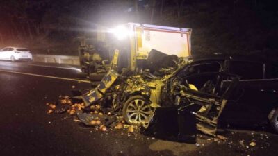 Ümraniye'de TEM Otoyolu'nda bir otomobil, aynı yönde giden meyve sebze