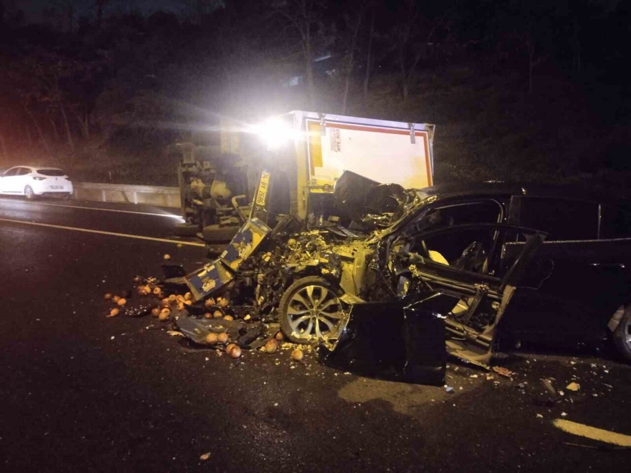Ümraniye'de TEM Otoyolu'nda bir otomobil, aynı yönde giden meyve sebze