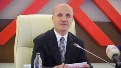 Yükseköğretim Kurulu'nun başkanı Erol Özvar, başarılı öğrencilerin üniversiteyi 3 yılda