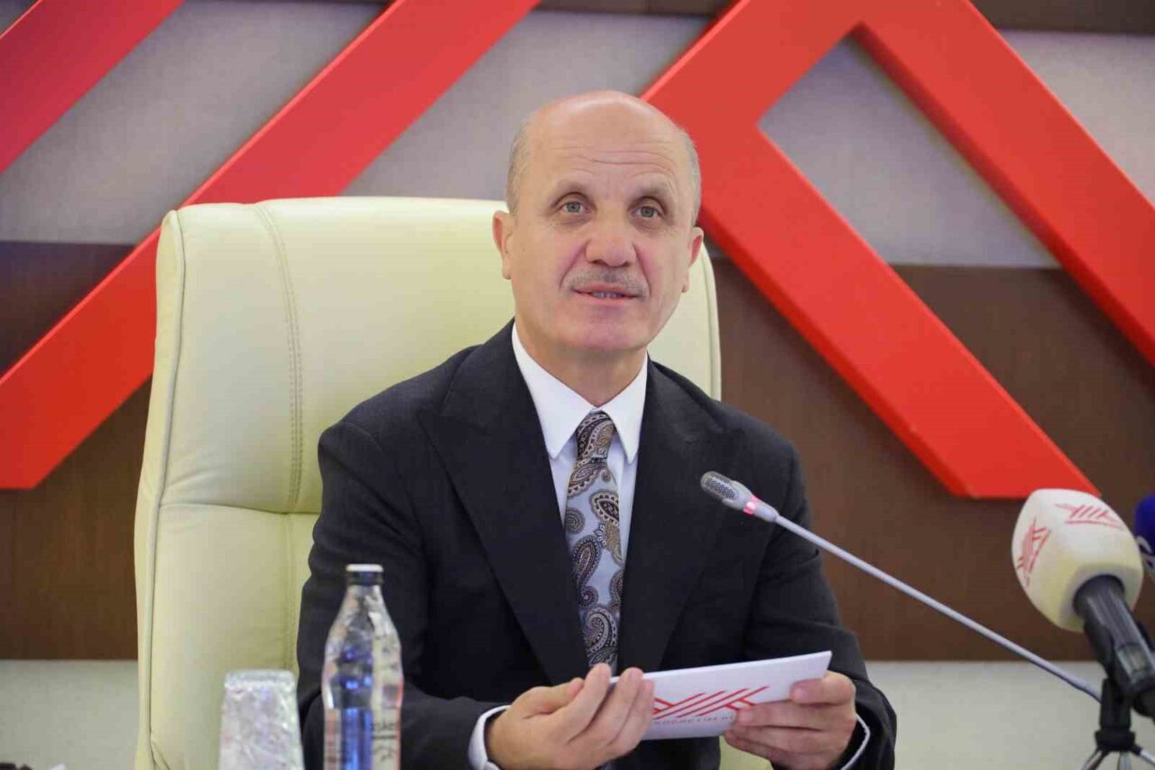 Yükseköğretim Kurulu'nun başkanı Erol Özvar, başarılı öğrencilerin üniversiteyi 3 yılda