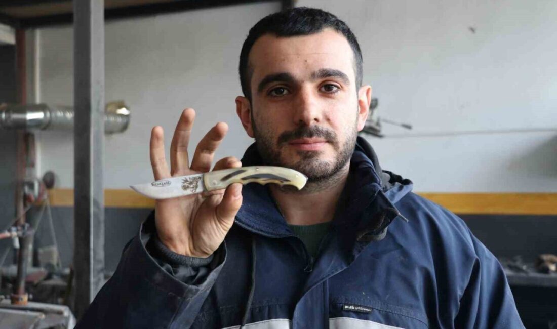 Sivaslı bıçak ustası Emre Göçeri, geleneksel Sivas bıçağına yaylı mekanizma