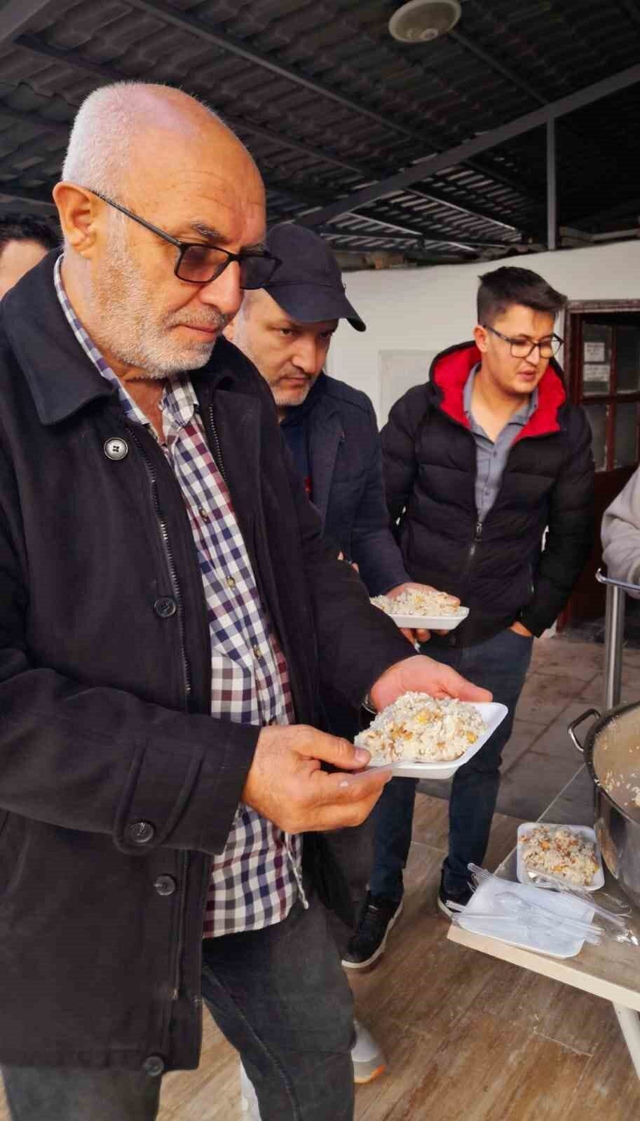 Eskişehir'de ESODER, tarihi Cunudiye Camii önünde 'Tarihi Odunpazarı Pilavı' ikram
