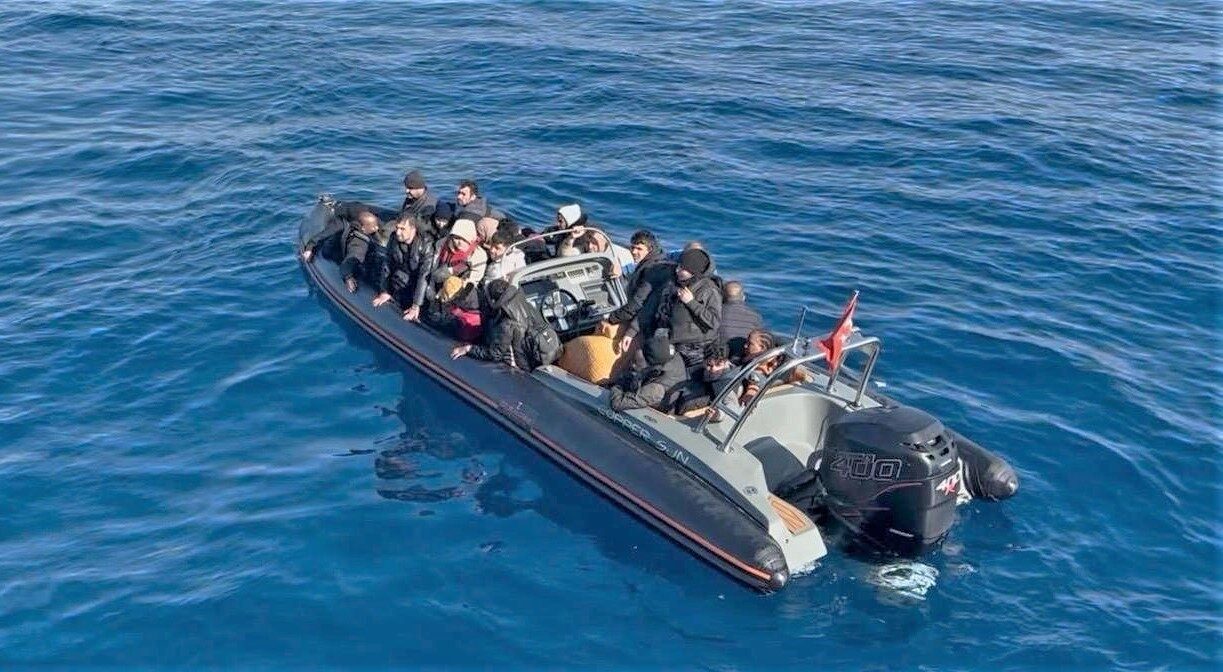 İzmir'in Urla ilçesinde, yasa dışı yollardan yurt dışına çıkmaya çalışan