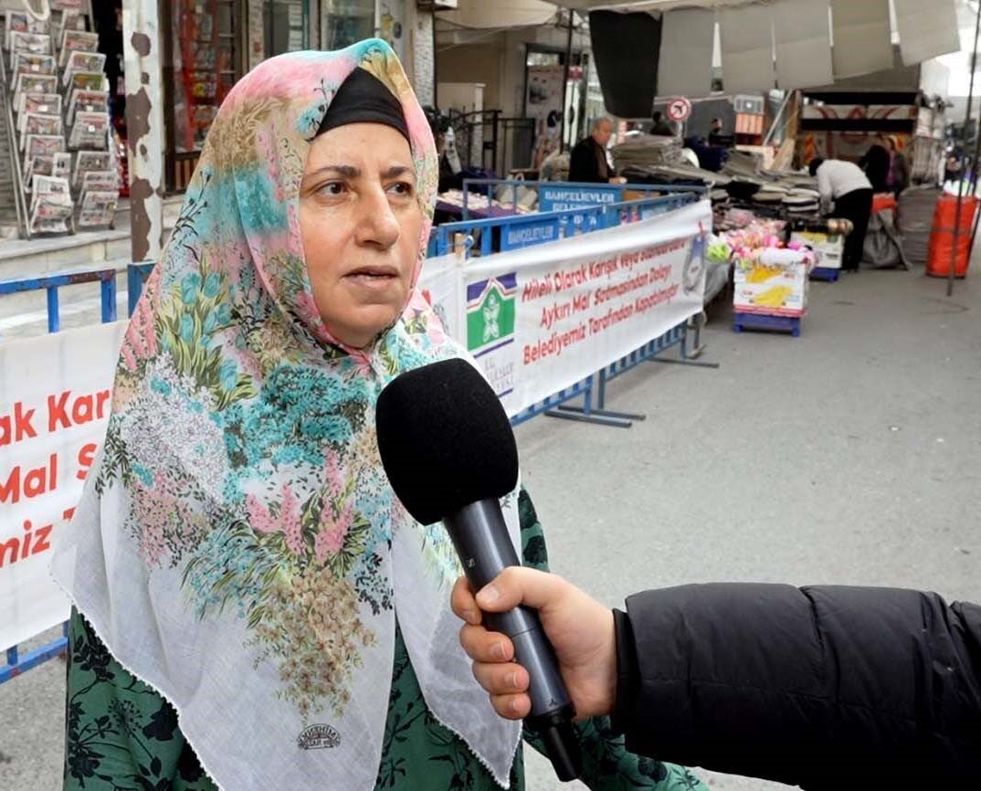 İstanbul’un Bahçelievler ilçesindeki bir pazarcı, müşterilerin seçtiği salatalıkları değiştirip hileli