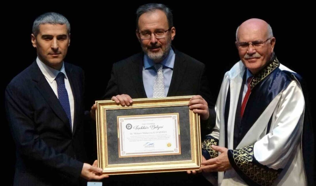 Uşak Üniversitesi’nde 2025-2026 Akademik Yılı Açılış Töreni Gerçekleştirildi Uşak Üniversitesi, 2025-2026 Akademik Yılı Açılış Töreni'ni Mehmet Muharrem Kasapoğlu'nun