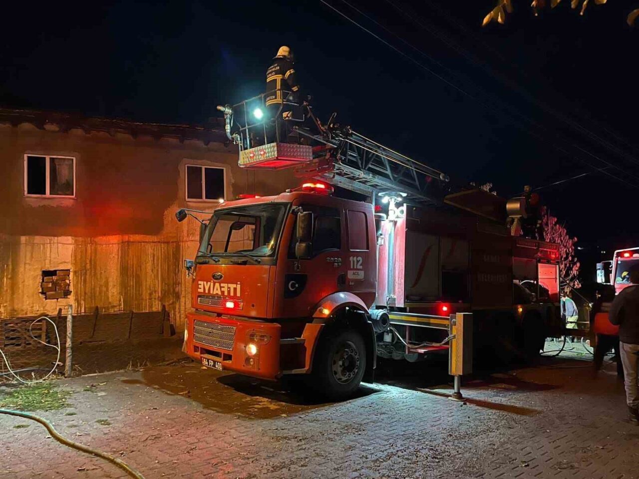 Uşak’ta Yıldırım Düşmesi Sonrası Çatı Katındaki Yangın Ekiplerin Müdahalesiyle Söndürüldü