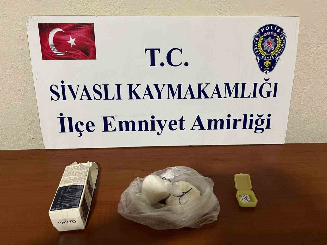 Uşak'ın Sivaslı ilçesinde gerçekleştirilen operasyonda, polis şüpheli bir araçta 101
