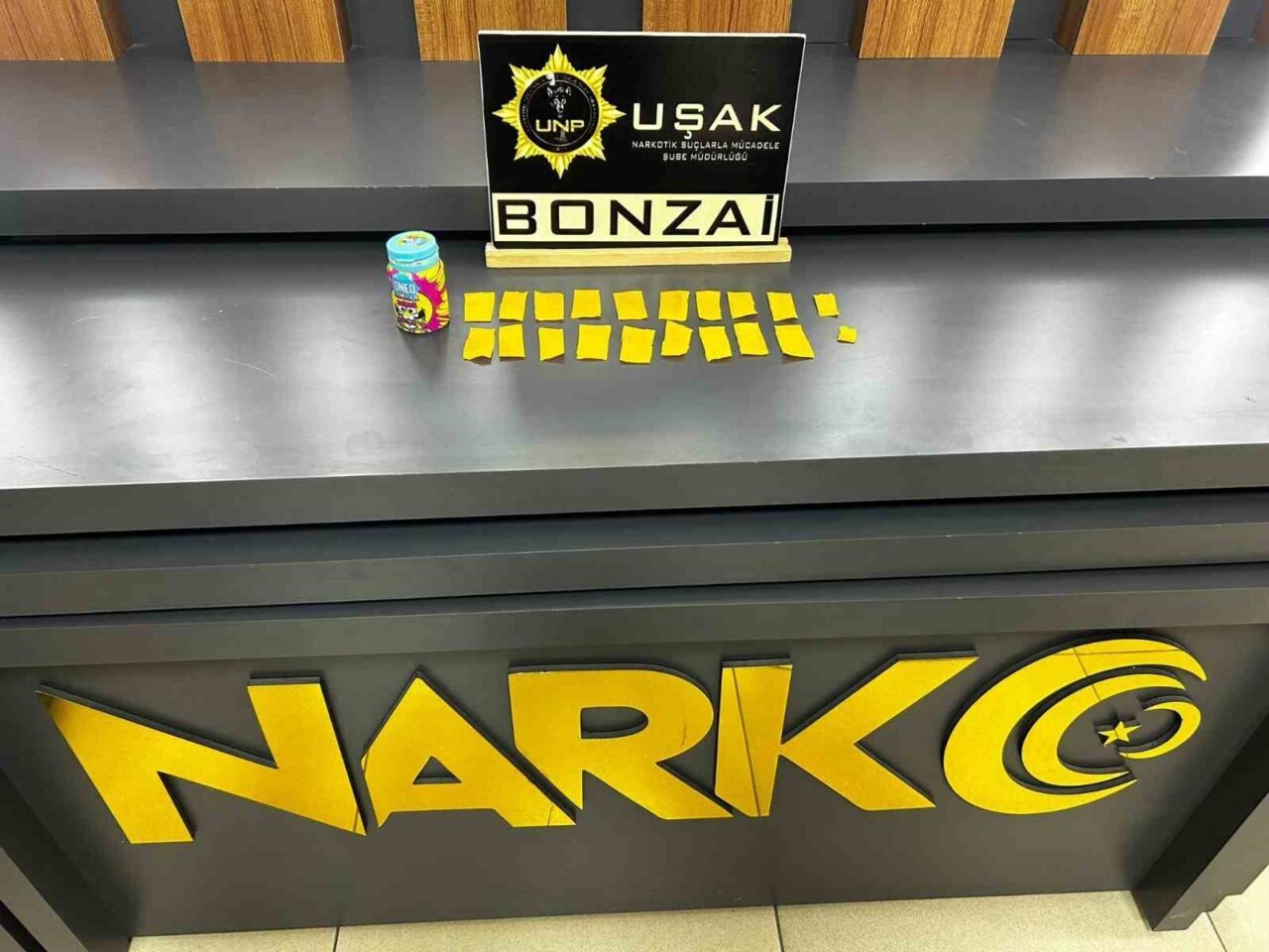 Uşak'ta gerçekleştirilen narkotik operasyonlarında, 752 kullanımlık bonzai, 17 bin 394