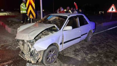 Uşak'ta meydana gelen çarpışmada, 20 yaşındaki N.Y. yönetimindeki otomobil ile