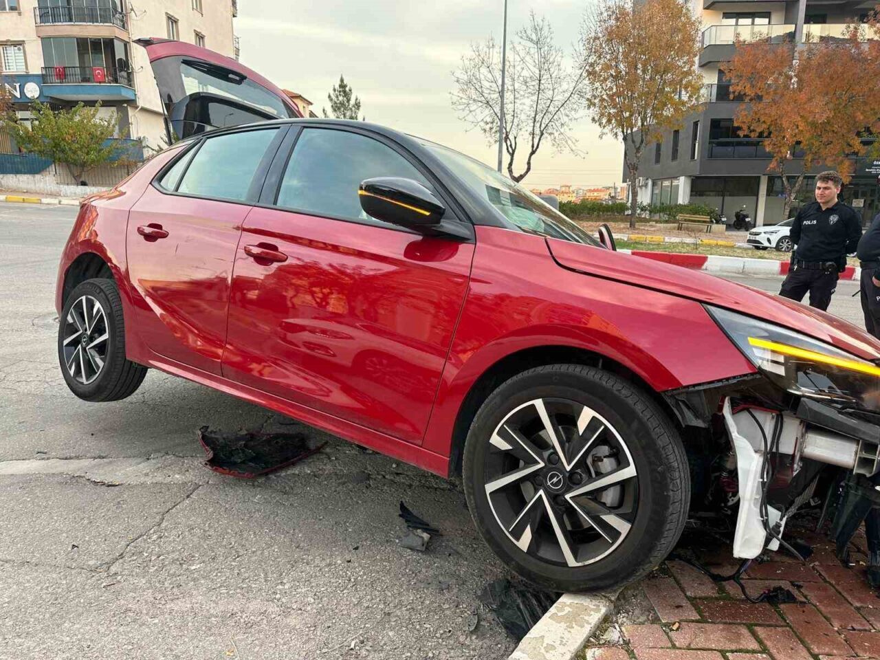 Uşak'ta meydana gelen kazada, Ö.Ş. (32) yönetimindeki otomobil, H.C. (46)