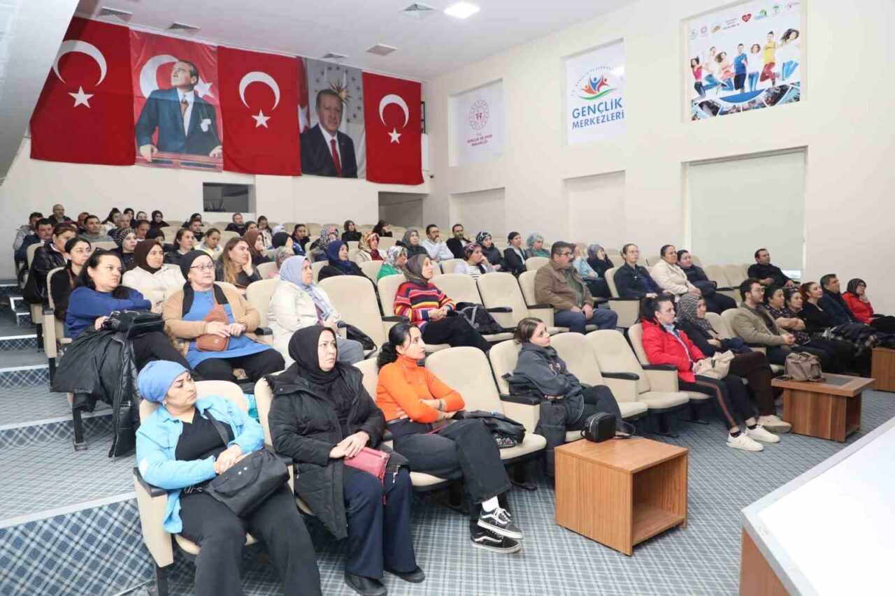 Uşak’ta, okul kantinlerinde çalışan işletmecilere yönelik hijyen eğitimi gerçekleştirildi. Eğitim,