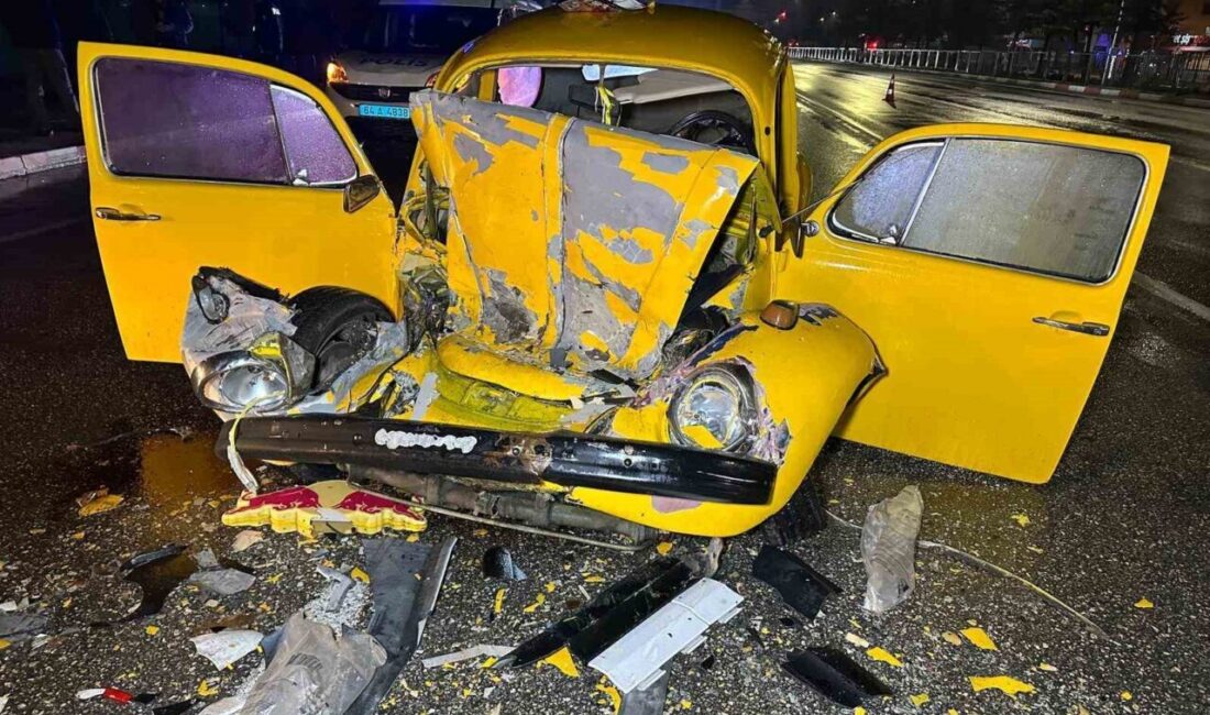 Uşak'ta sanatçı orkestrasını taşıyan otobüsle otomobilin çarpması sonucu 1'i ağır