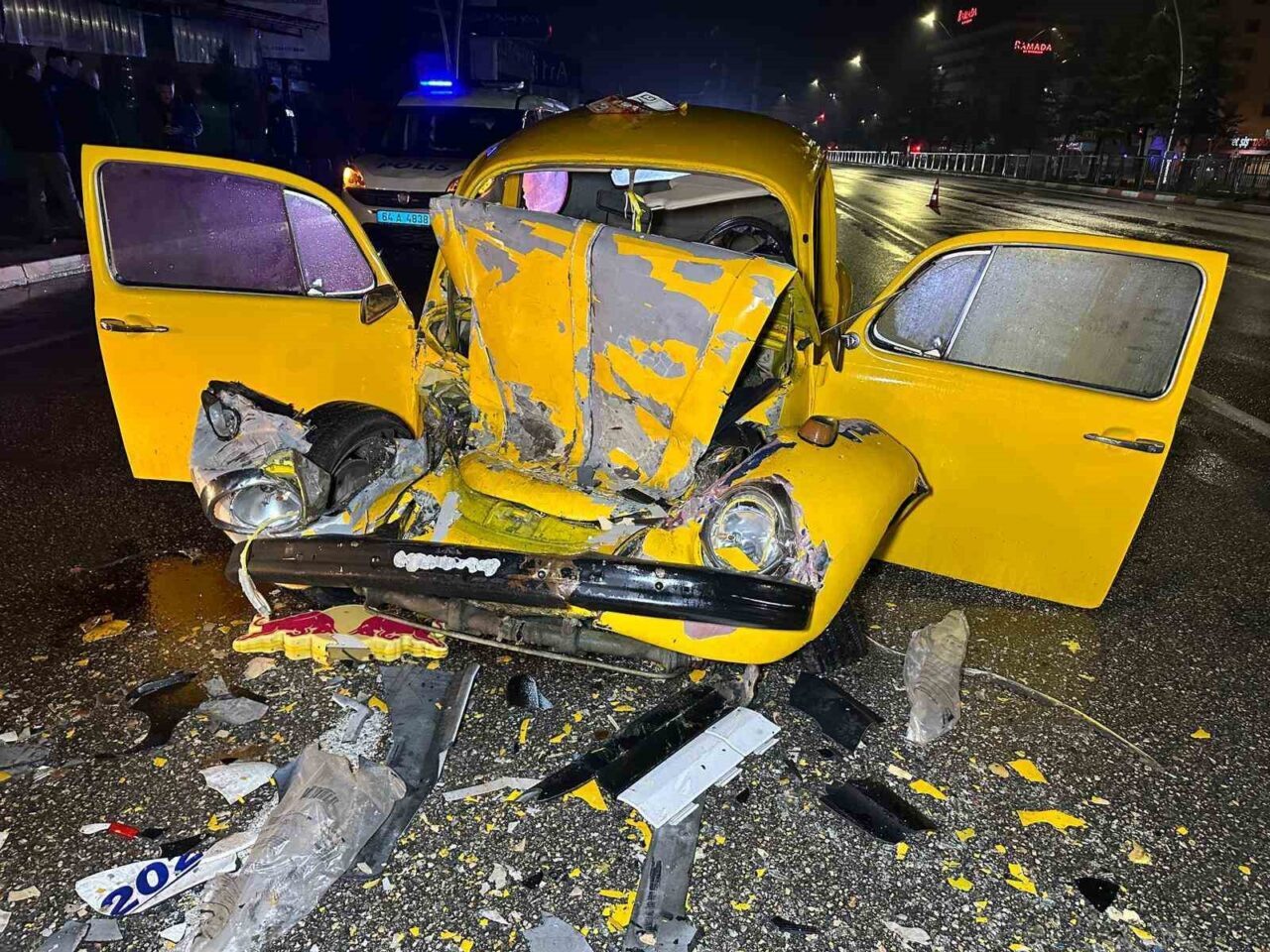 Uşak'ta sanatçı orkestrasını taşıyan otobüsle otomobilin çarpması sonucu 1'i ağır