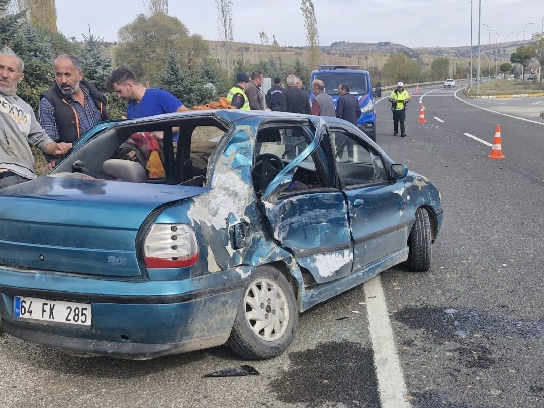 Uşak'ta meydana gelen kazada, C.K. (66) yönetimindeki otomobil, tırla çarpıştı.