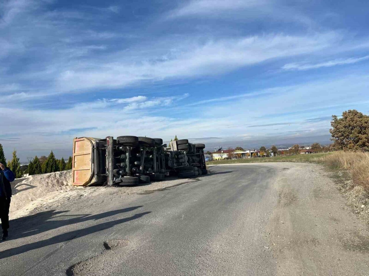 Uşak'ta direksiyon hakimiyetini kaybeden 49 yaşındaki A.D. yönetimindeki tır yan