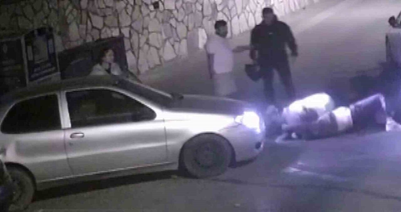 Üsküdar’da Yol Tartışması Kavgaya Dönüştü, Sürücülerin Arbede Anı Güvenlik Kamerasında Kaydedildi