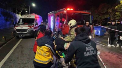 Üsküdar'da Paşalimanı Caddesi'nde gece saatlerinde gerçekleşen kazada Tofaş marka araç,
