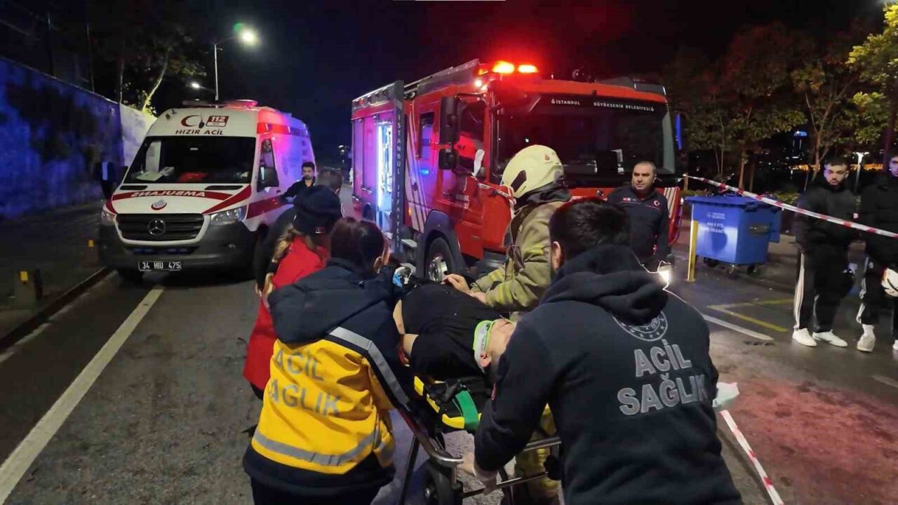 Üsküdar'da Paşalimanı Caddesi'nde gece saatlerinde gerçekleşen kazada Tofaş marka araç,