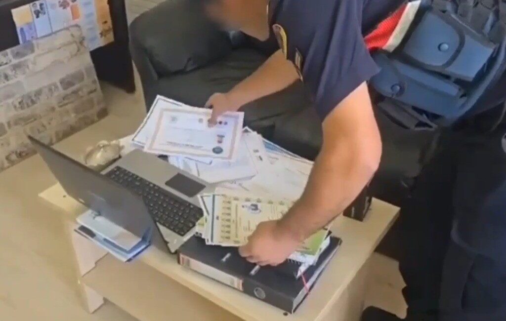 Kahramanmaraş’ta düzenlenen sahte belge operasyonda 14 kişi yakalandı, 7’si tutuklandı Kahramanmaraş'ta düzenlenen sahte belge operasyonunda 14 kişi yakalandı, 7'si tutuklandı.