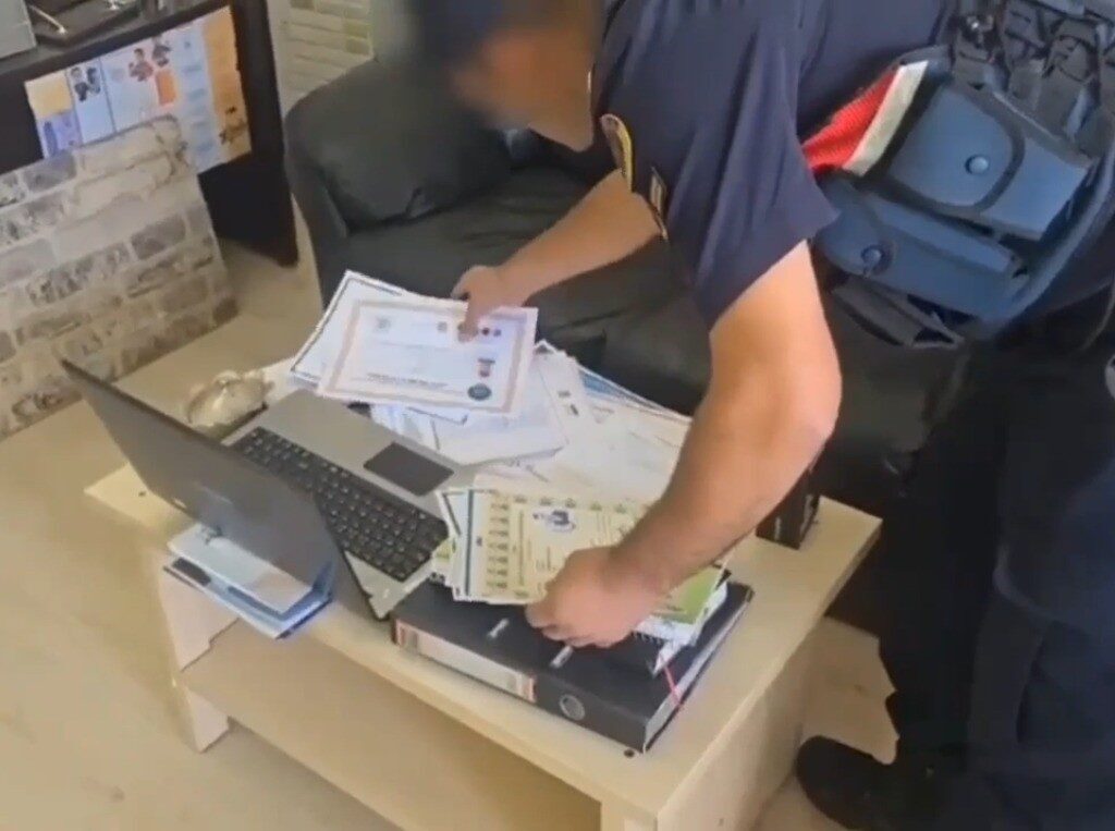 Kahramanmaraş'ta düzenlenen sahte belge operasyonunda 14 kişi yakalandı, 7'si tutuklandı.